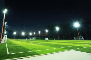 Yeşil sahada futbol topu