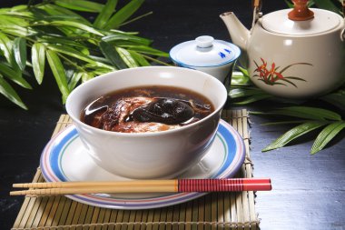 pirinç ve çorba ile domuz bacak yahnisi.