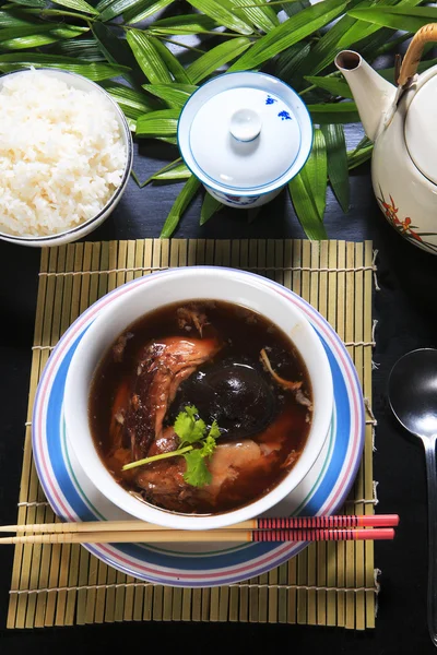 Caldereta de cerdo estofada con arroz y sopa . —  Fotos de Stock