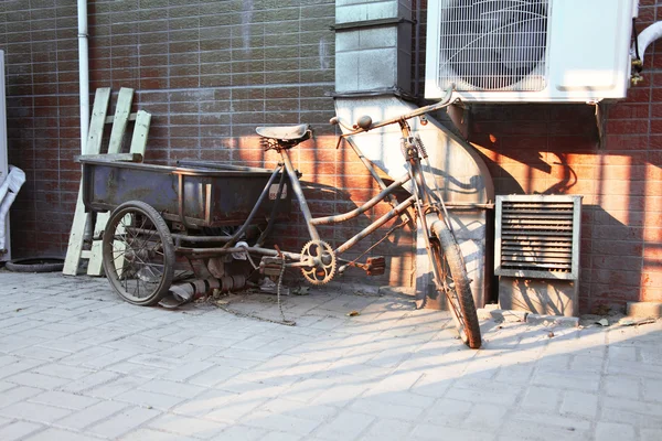 Bicicleta vieja que no está en condiciones de uso — Foto de Stock