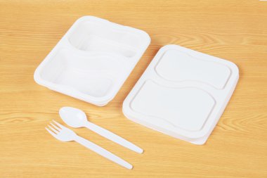 Ahşap arka plan üzerine kurulmuş plastik gıda kutusu .
