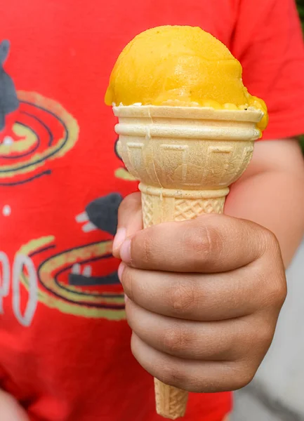  Childs 'ın eli sarı bir dondurma külahıyla