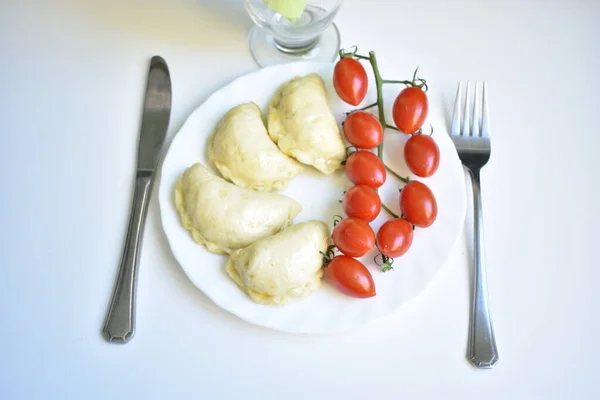 Çok güzel sunulmuş peynirli hamur tatlısı.