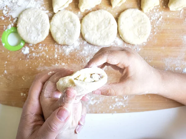 Çocukların elleri mantı şekillendirmeye çalışır.