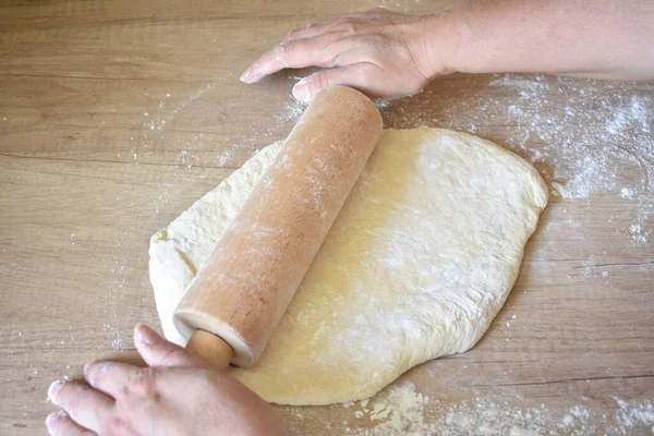 Process Rolling Out Dough Rolling Pin — 图库照片