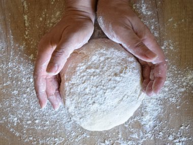 Mangırı tutan eller