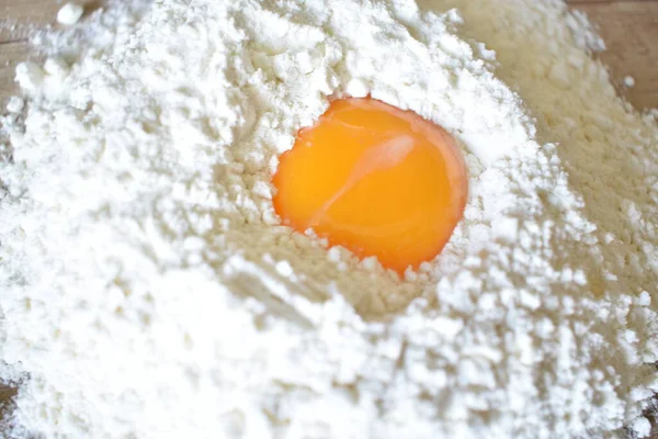 Sarısı un tepesinde yatıyor.