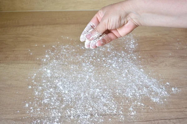 Hand Sprinkles Flour Table — ストック写真