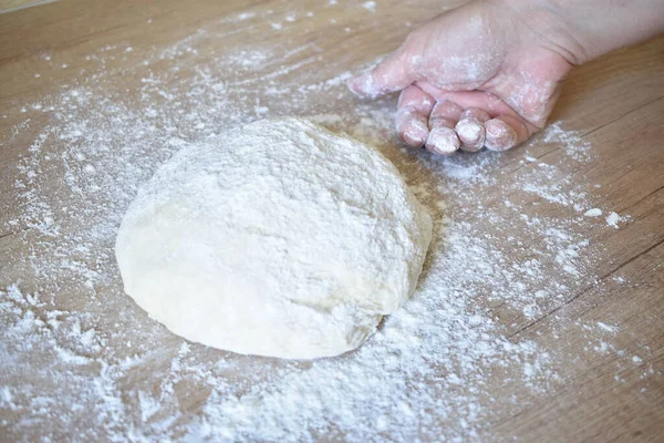 El hamurun yanında.