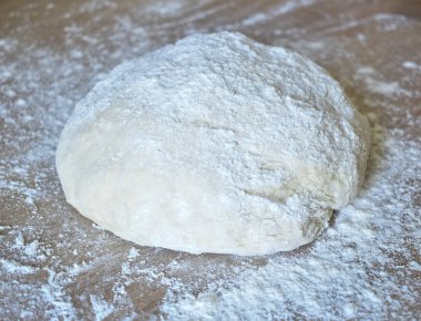 Hamur ahşap bir masada yatıyor.