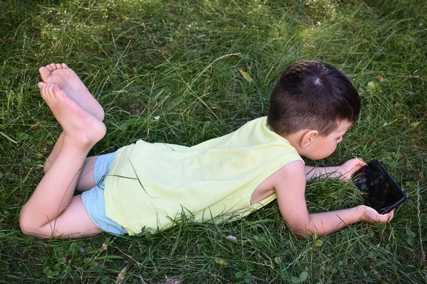 Çocuk parkta bir aletle oynuyor.