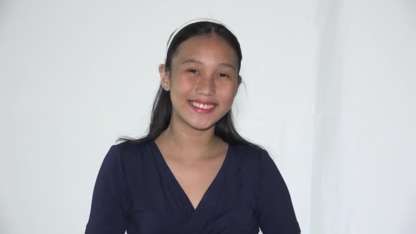 백인들에게 고립된 십 대 필리핀 소녀를 가르치는 일 — 비디오