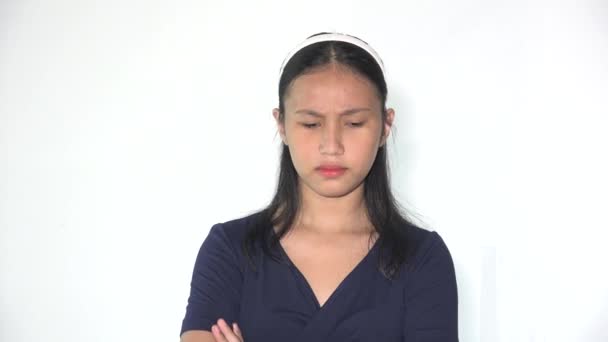 一个紧张而困惑的亚洲少女 — 图库视频影像