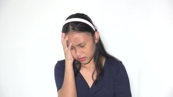 Eine gestresste asiatische Teenagerin — Stockvideo