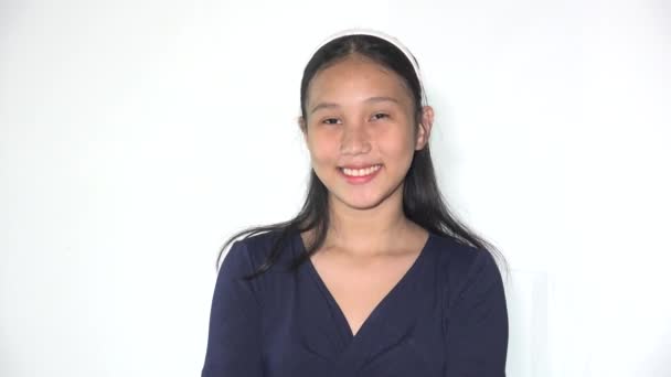 Une jeune fille philippine heureuse se demandant — Video