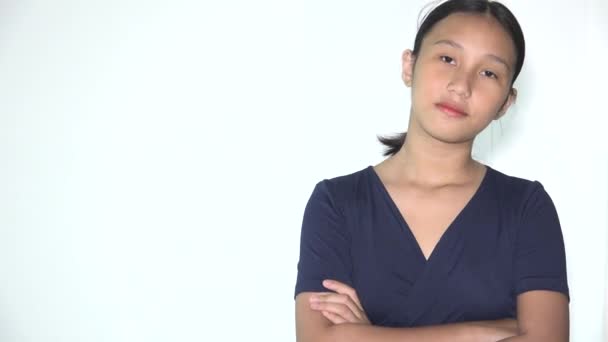 Uma adolescente isolada no branco — Vídeo de Stock