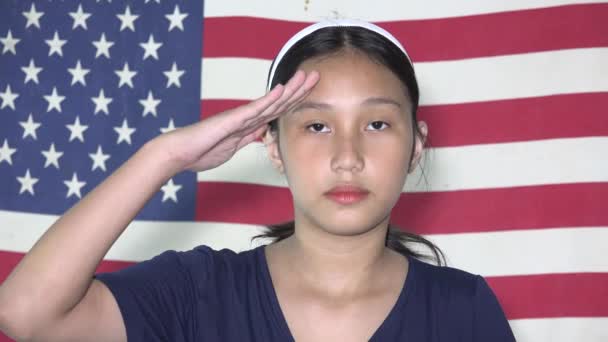 Американская девушка-подросток, приветствующая флаг США — стоковое видео