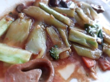 Bitmemiş bir sebze tabağı.