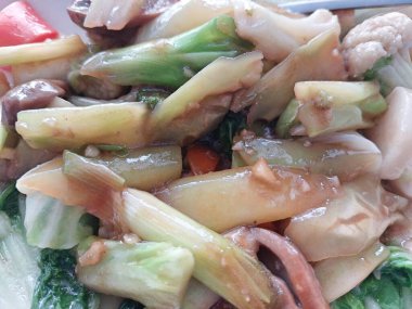 Bir tabak karışık Asya sebzesi.