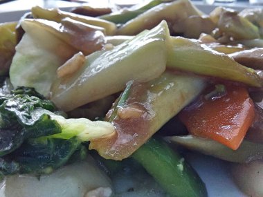 Arta kalan bir Asya Sebze Tabağı