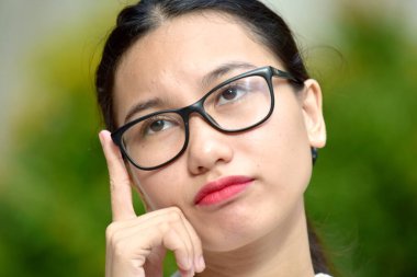 Gözlüklü Güzel Yetişkin Kararı