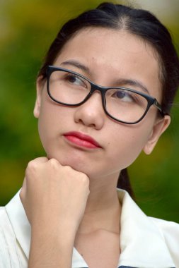 Düşünceli, Çekici, Değişik Gözlüklü Kişiler