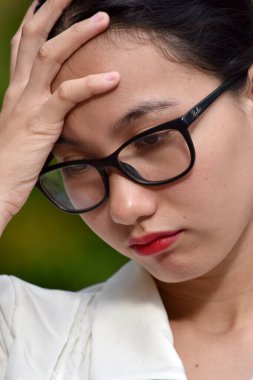 Stres Altındaki Çeşitli Yetişkinler Gözlük Takıyor