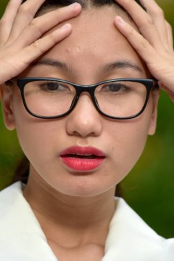 Gözlük takan endişeyle karışık genç kadın.