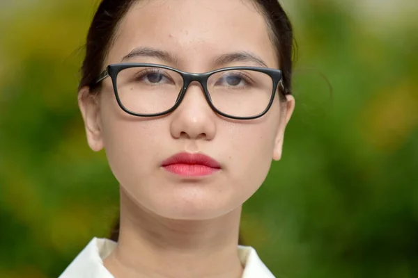 严重的年轻女性成人戴眼镜 — 图库照片