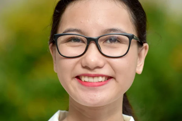 漂亮的菲律宾人带着眼镜微笑 — 图库照片
