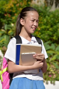 Bekleyen Çeşitli Bayan Öğrenci Kitaplık Çantası Giyiyor