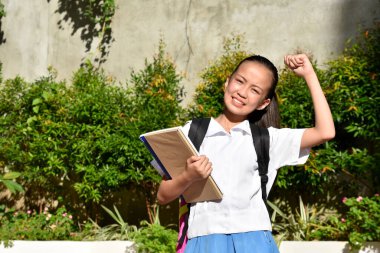 Kitaplı Güçlü Filipinli Kadın Öğrenci