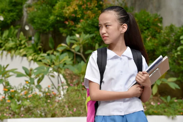 带着辫子的可爱的菲律宾学生少女学校 — 图库照片
