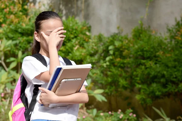 恥じらいの少女学生 — ストック写真