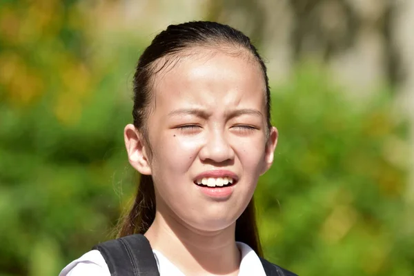 Menina Escola Bonito Com Olhos Fechados — Fotografia de Stock