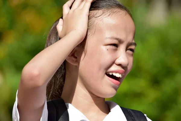 学生ティーンエイジャーの学校の女の子とメモリ損失 — ストック写真
