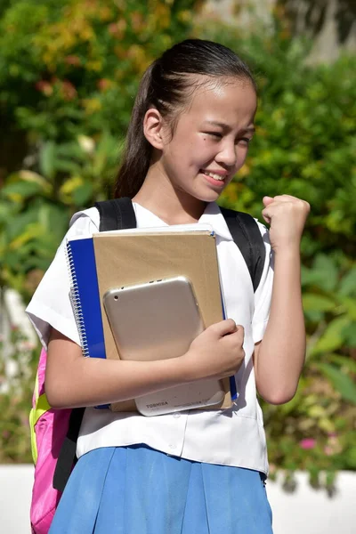 成功的漂亮的菲律宾女学生 带着笔记本 — 图库照片