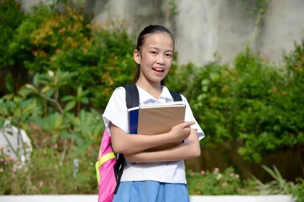 教科書付きのブックバッグを着た多様な女子高生と幸せ — ストック写真