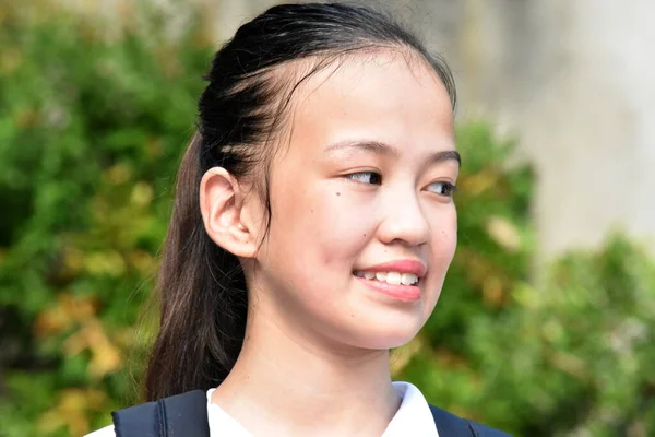 Μια Όμορφη Ασιατική Έφηβος Φοιτητής Κοιτάζοντας Επίμονα — Φωτογραφία Αρχείου