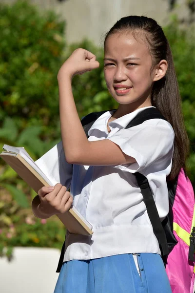 Филиппинская Школьница Мускулы Носят Книжную Сумку Школьными Книгами — стоковое фото