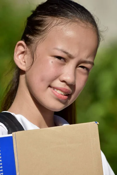 Uśmiechnięta Mniejszość Szkoła Dziewczyna Uczeń Nastolatek Podręczników Szkolnych — Zdjęcie stockowe