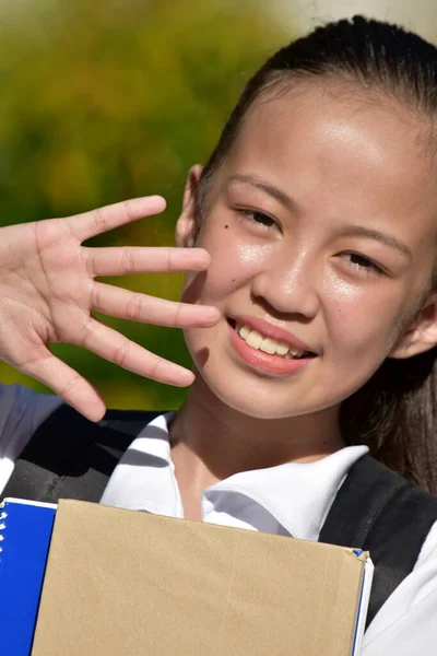 Diversión Juvenil Chica Filipina Estudiante Con Libros Escolares — Foto de Stock