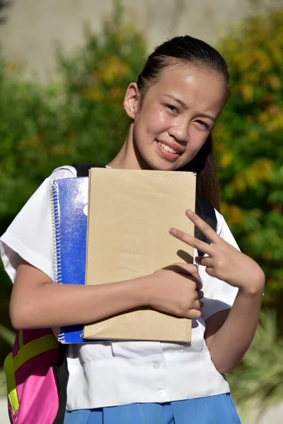 Giovane Scuola Ragazza Segno Pace Indossare Bookbag Con Libri — Foto Stock