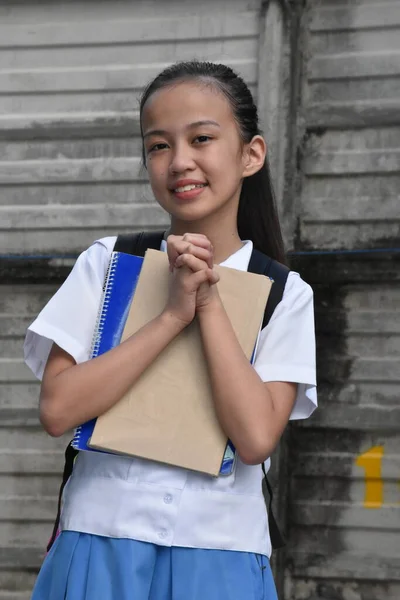 Optimistické Mladistvé Asijské Školní Dívka Nosí Uniformu Knihami — Stock fotografie