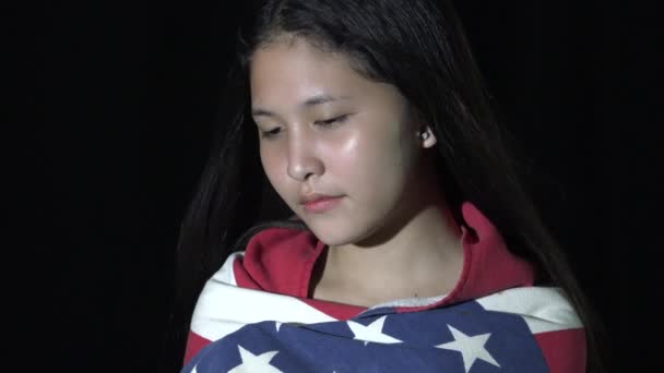 Sad Teen American Civilian Girl Grieving Usa Flag — Stockvideo
