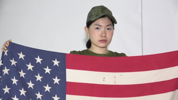 C0111Teen Female Holding Usa Flag Mp4 — Stockvideo