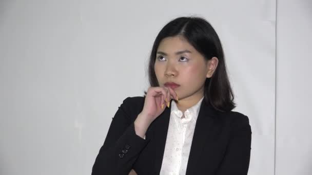 Uma Mulher Asiática Feminina Confusa — Vídeo de Stock