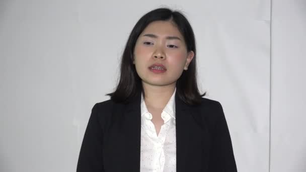 Een Serieuze Aziatische Zakenvrouw Praten — Stockvideo