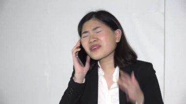 Kızgın Asyalı İş Kadını Telefonda