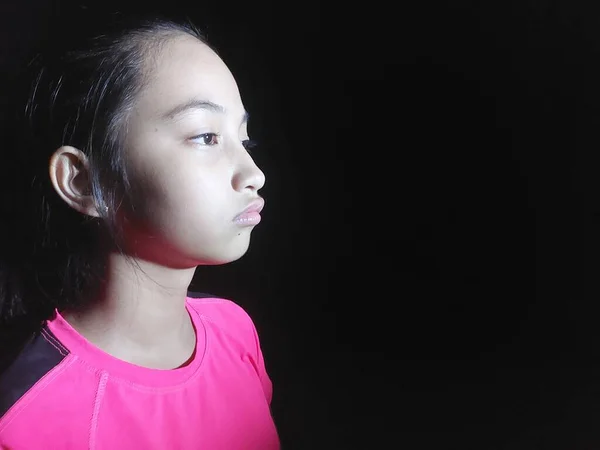 Άθυμη Μικρή Έφηβη Που Φοράει Ροζ Απομονωμένη Στα Μαύρα — Φωτογραφία Αρχείου